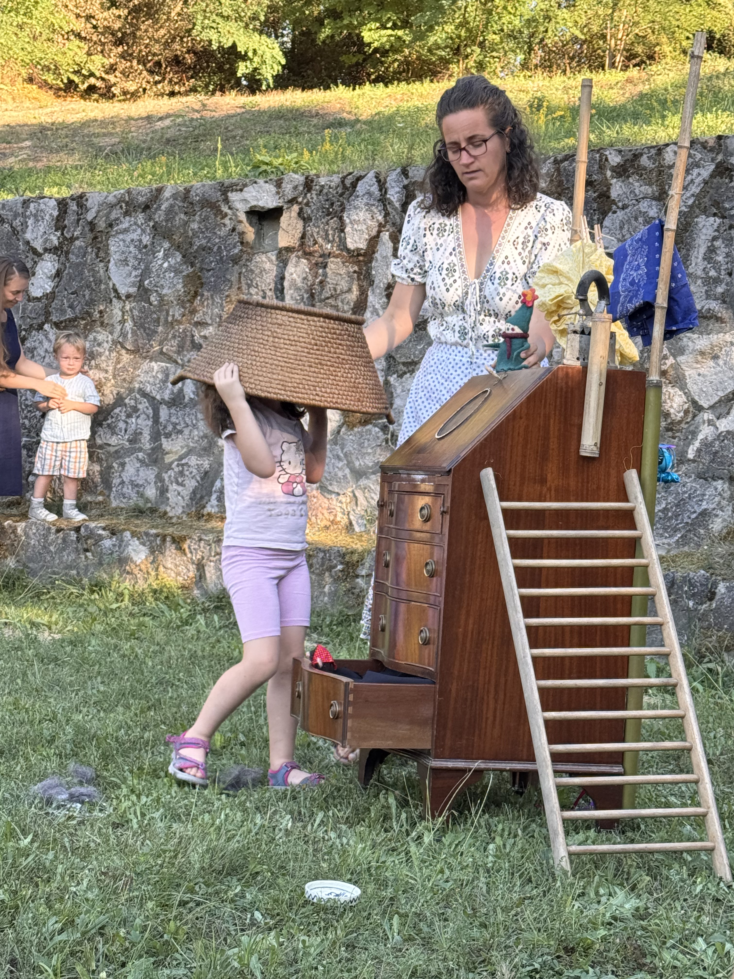 Meseműhely bábelőadás gyerekekkel a szabadban