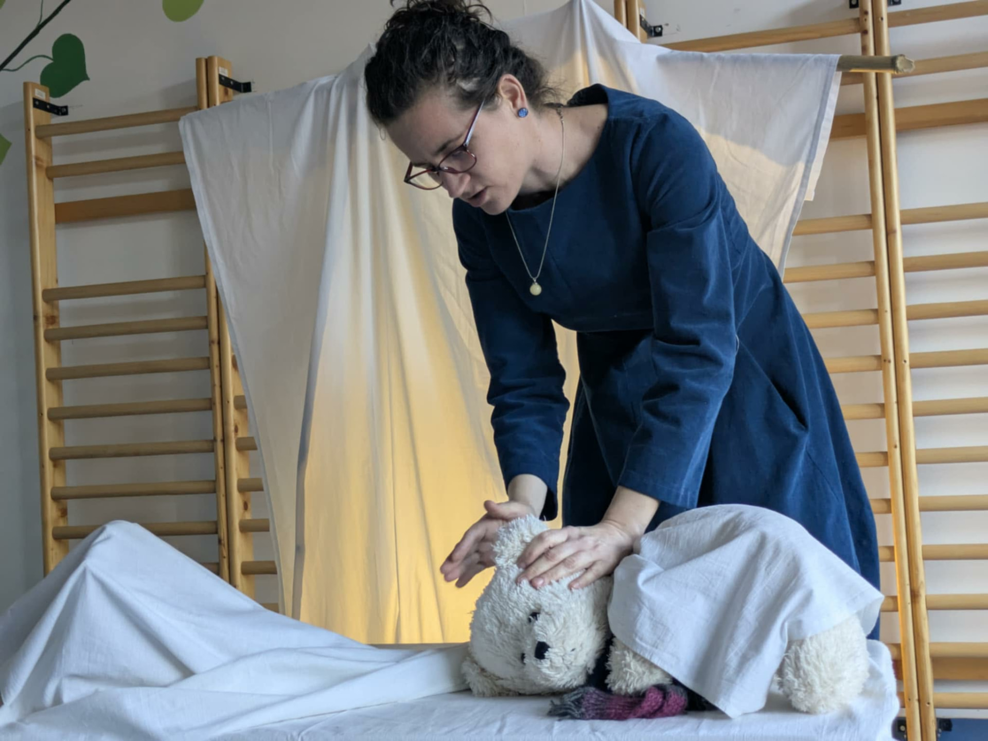 Meseműhely előadás jegesmedve bábbal