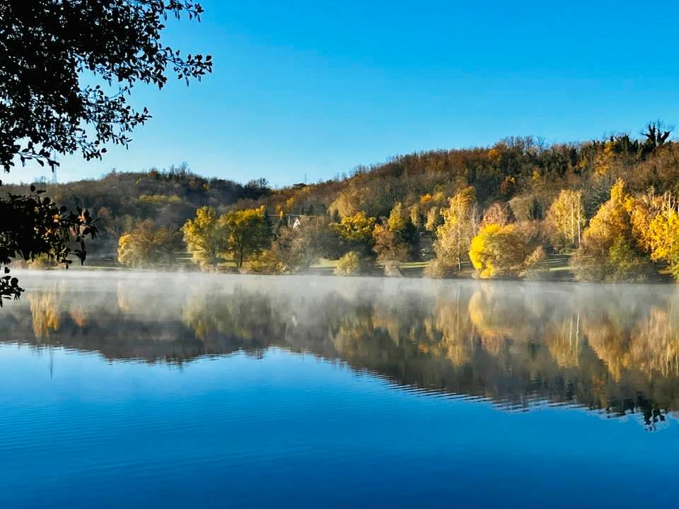 Őszi erdő tükröződése a párálló Petörke tó vizén
