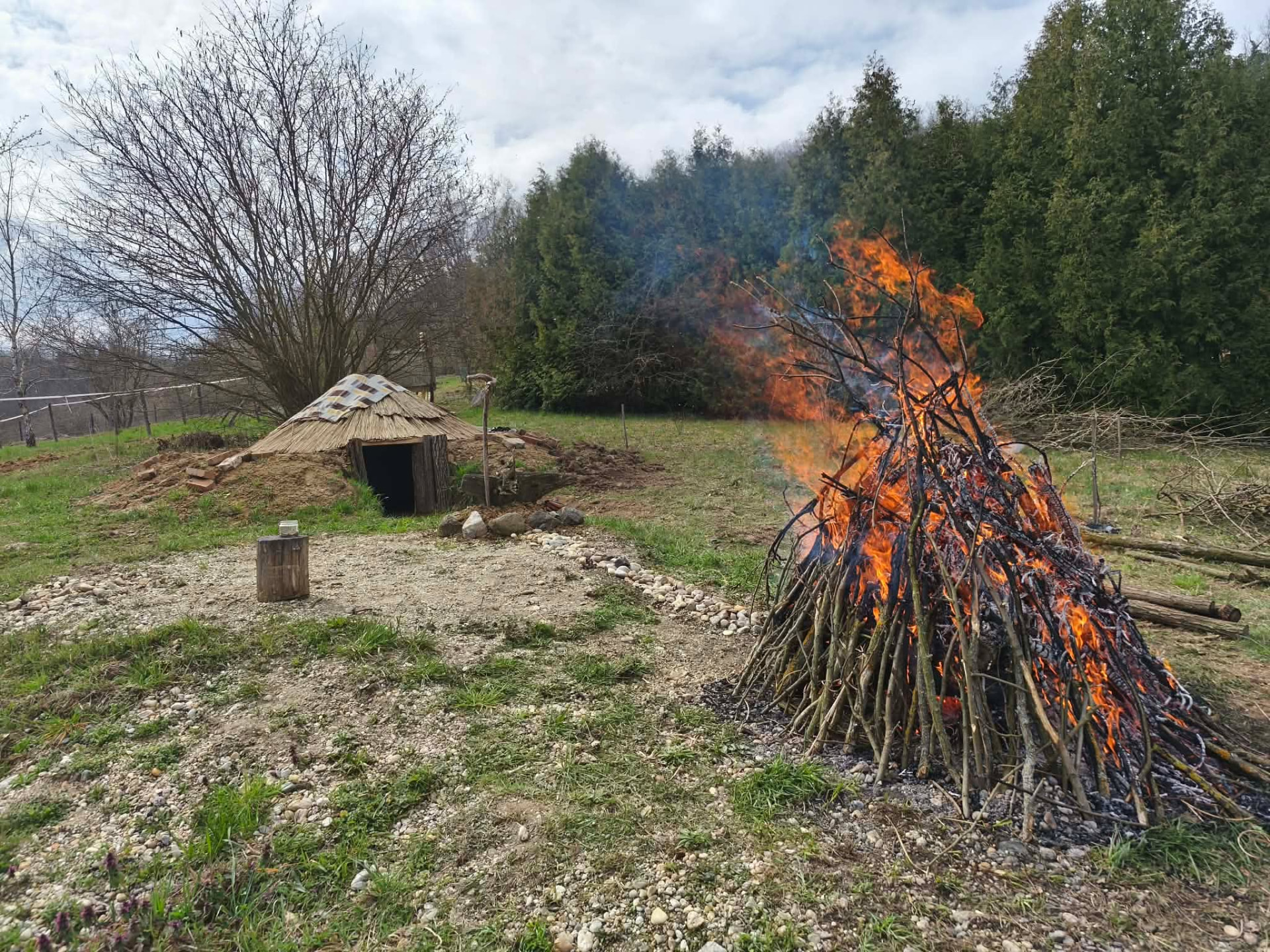 Máglya a földkunyhó – izzasztókunyhó mellett