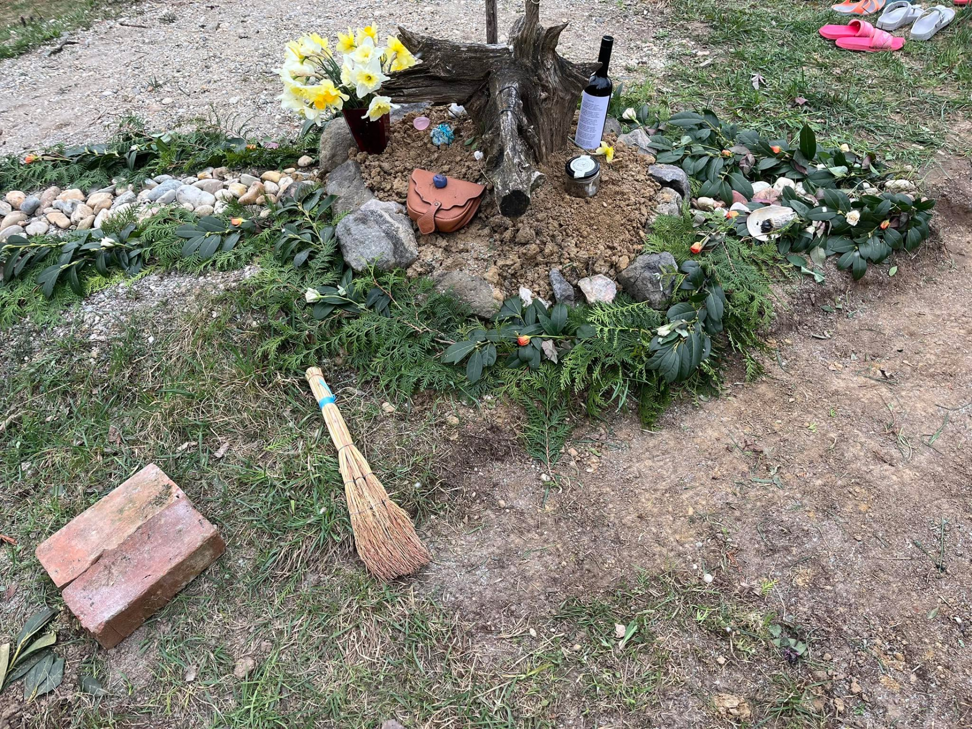 Szertartási oltár virágokkal, kövekkel és zöld ágakkal